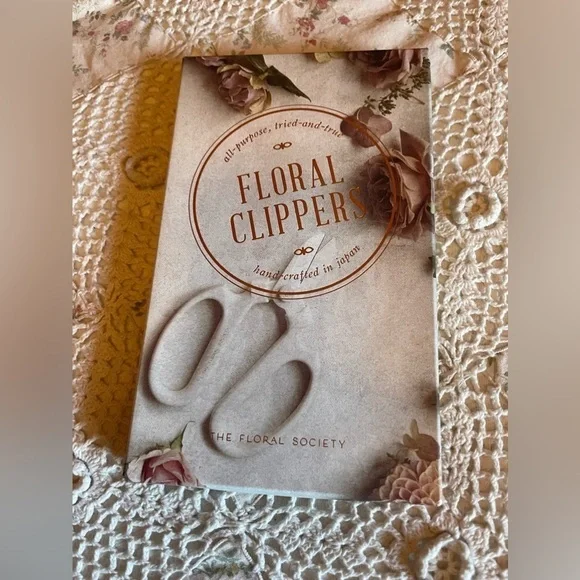 Floral clippers. NIB. Handcrafted in Japan - Picture 1 of 3